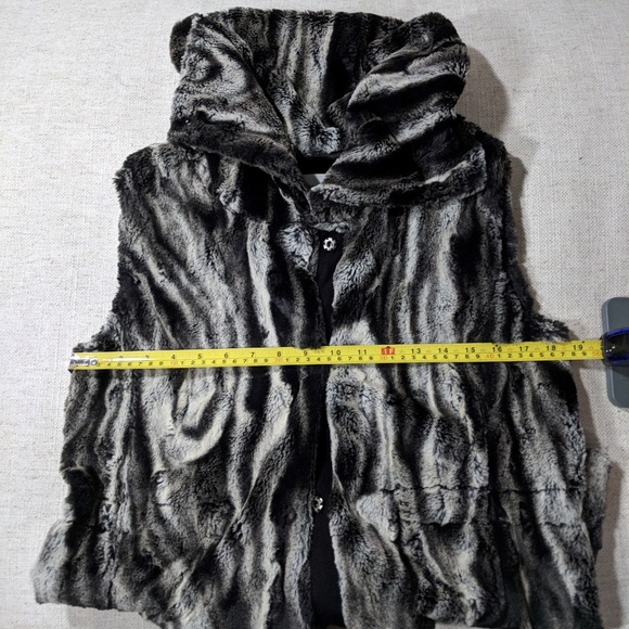 NWOT TAHARI Faux Fur Vest Cinch Waist Black Gray Chinchilla Size Small - Picture 7 of 8
